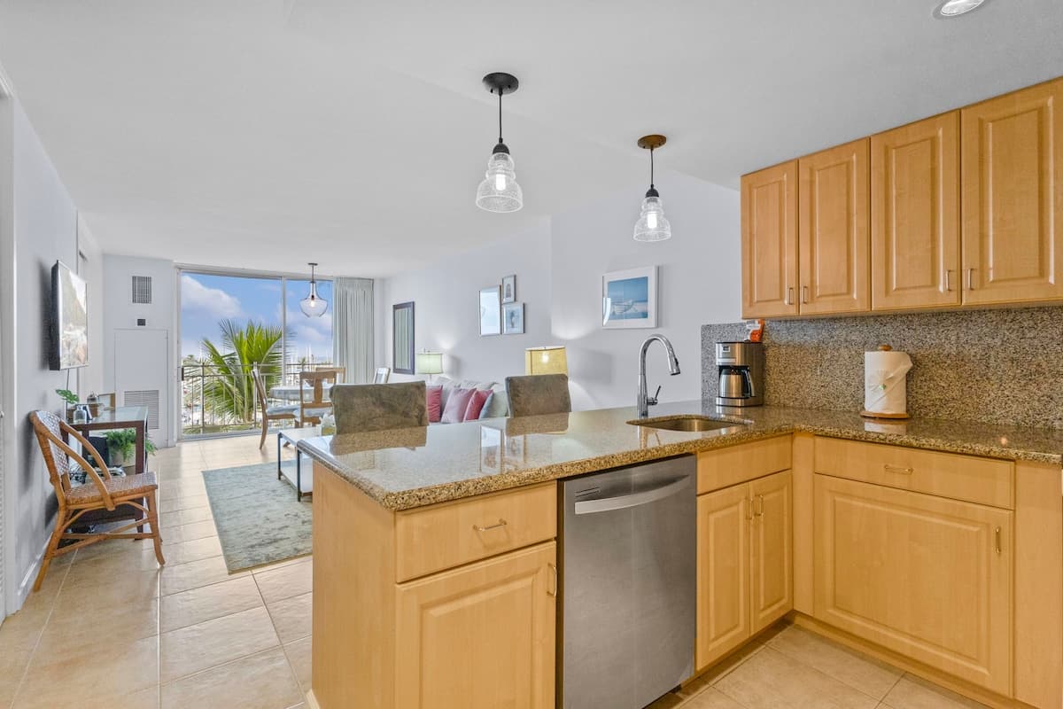 Condo in Honolulu · ★5.0 · 1 bedroom · 2 beds · 1 private bath - Photo 4
