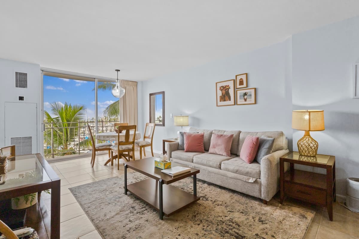 Condo in Honolulu · ★5.0 · 1 bedroom · 2 beds · 1 private bath - Photo 1