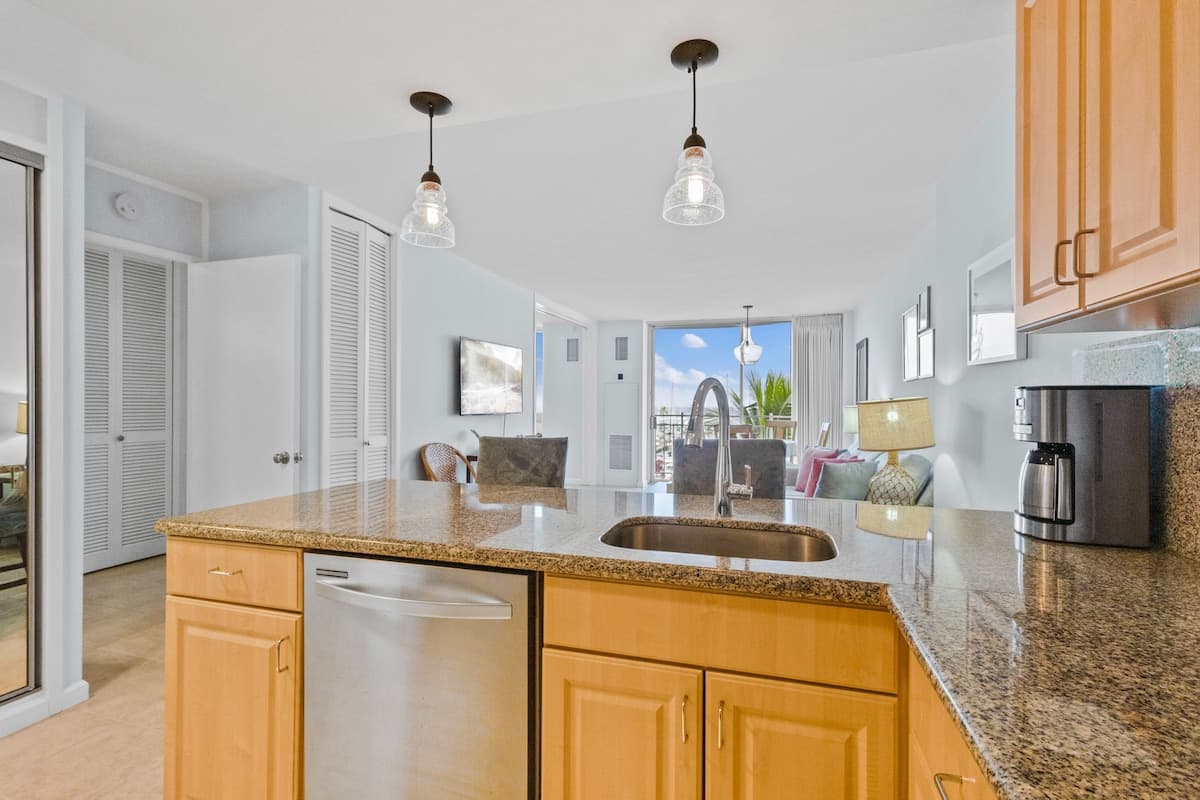 Condo in Honolulu · ★5.0 · 1 bedroom · 2 beds · 1 private bath - Photo 5