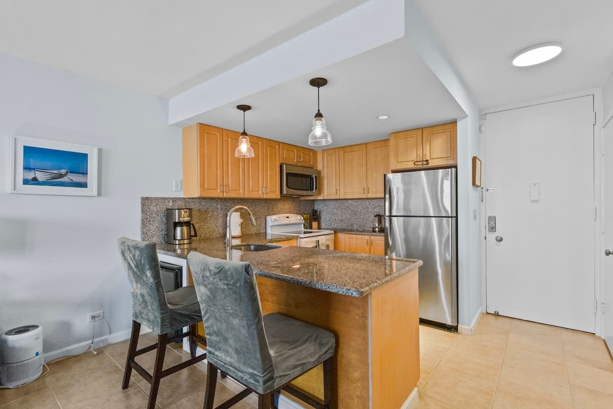 Condo in Honolulu · ★5.0 · 1 bedroom · 2 beds · 1 private bath - Photo 3