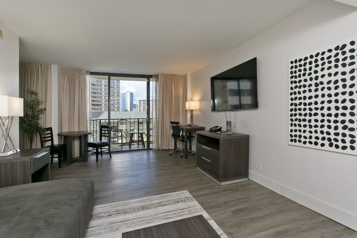 Home in Honolulu · ★4.37 · 1 bedroom · 2 beds · 1 private bath - Photo 4