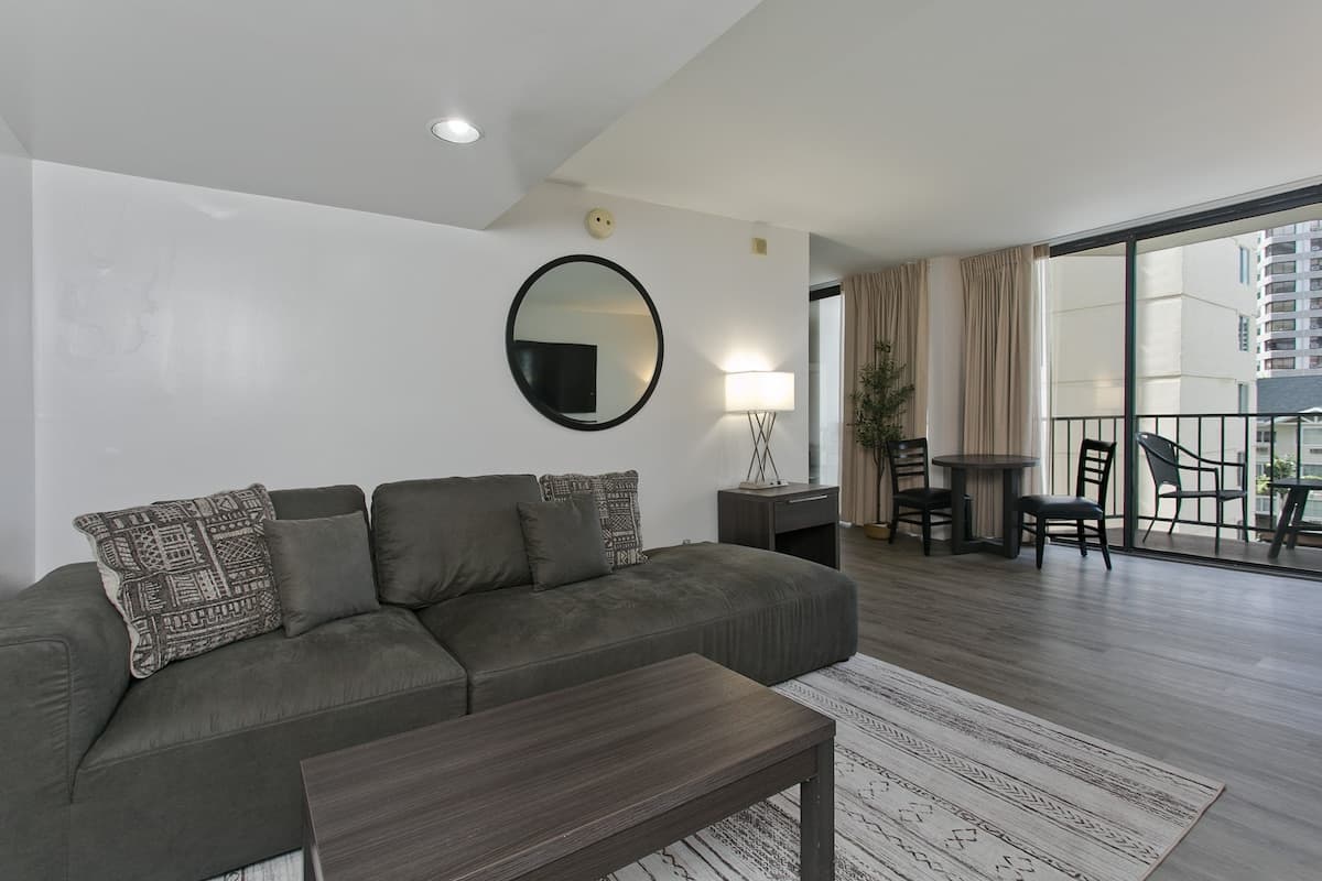 Home in Honolulu · ★4.37 · 1 bedroom · 2 beds · 1 private bath - Photo 2