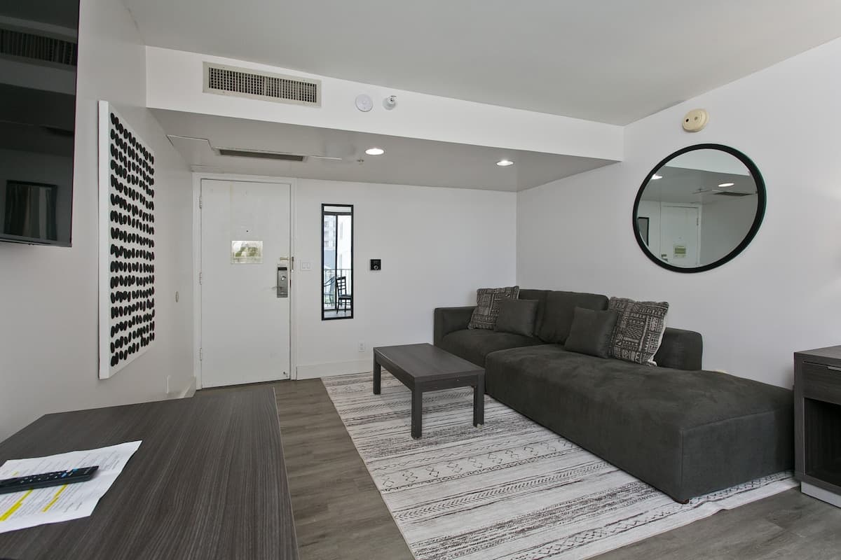 Home in Honolulu · ★4.37 · 1 bedroom · 2 beds · 1 private bath - Photo 1