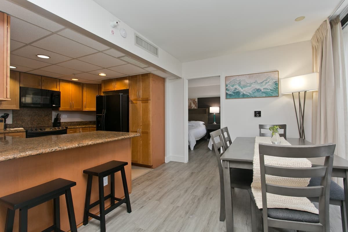 Home in Honolulu · ★4.37 · 1 bedroom · 2 beds · 1 private bath - Photo 5