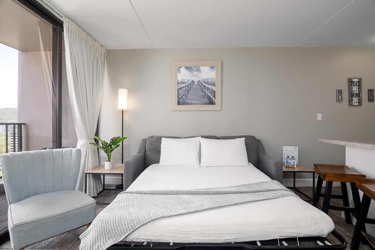 Condo in Honolulu · ★4.77 · 1 bedroom · 3 beds · 1 private bath - Photo 1