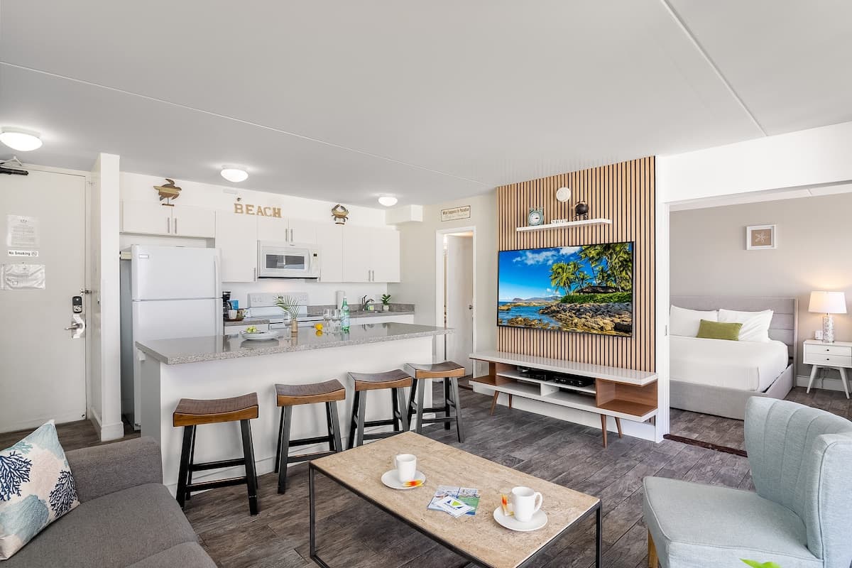 Condo in Honolulu · ★4.77 · 1 bedroom · 3 beds · 1 private bath - Photo 5