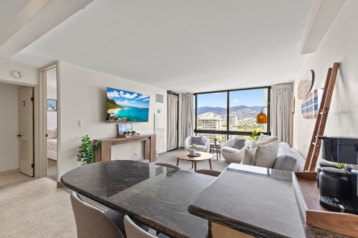 16FL-Beautiful Waikiki 1BR w/ Parking Near Beach~ - Photo 2