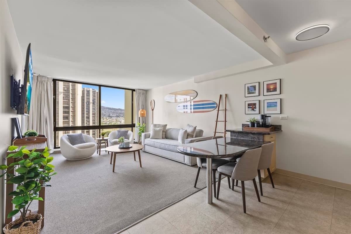 16FL-Beautiful Waikiki 1BR w/ Parking Near Beach~ - Photo 1
