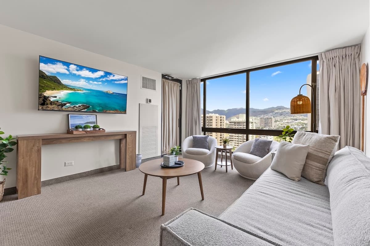 16FL-Beautiful Waikiki 1BR w/ Parking Near Beach~ - Photo 3