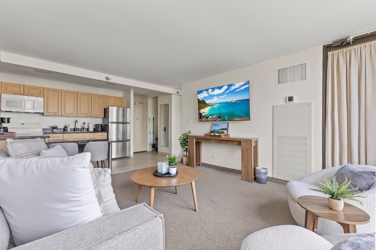16FL-Beautiful Waikiki 1BR w/ Parking Near Beach~ - Photo 4