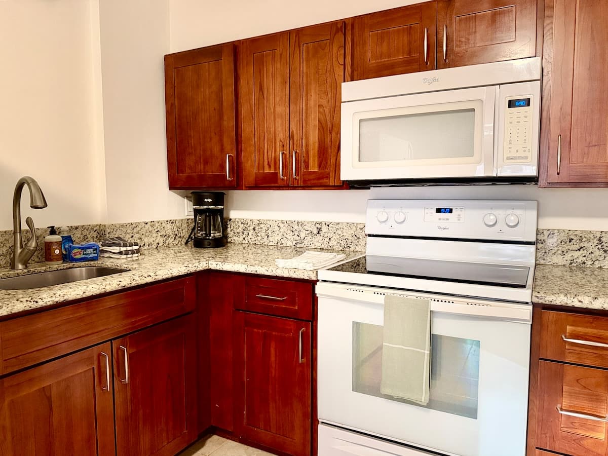 Spacious Honolulu Studio Retreat w/ Parking & AC - Photo 4