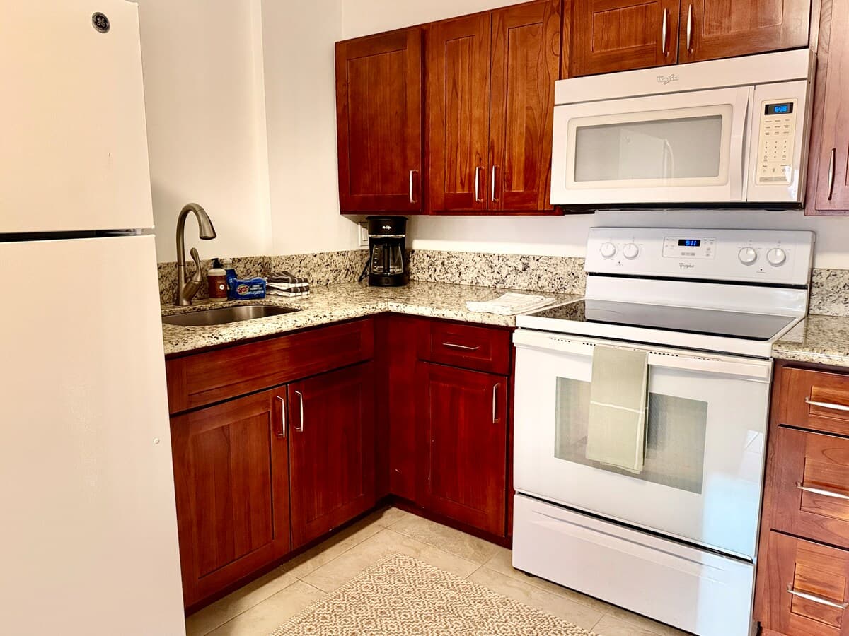 Spacious Honolulu Studio Retreat w/ Parking & AC - Photo 1