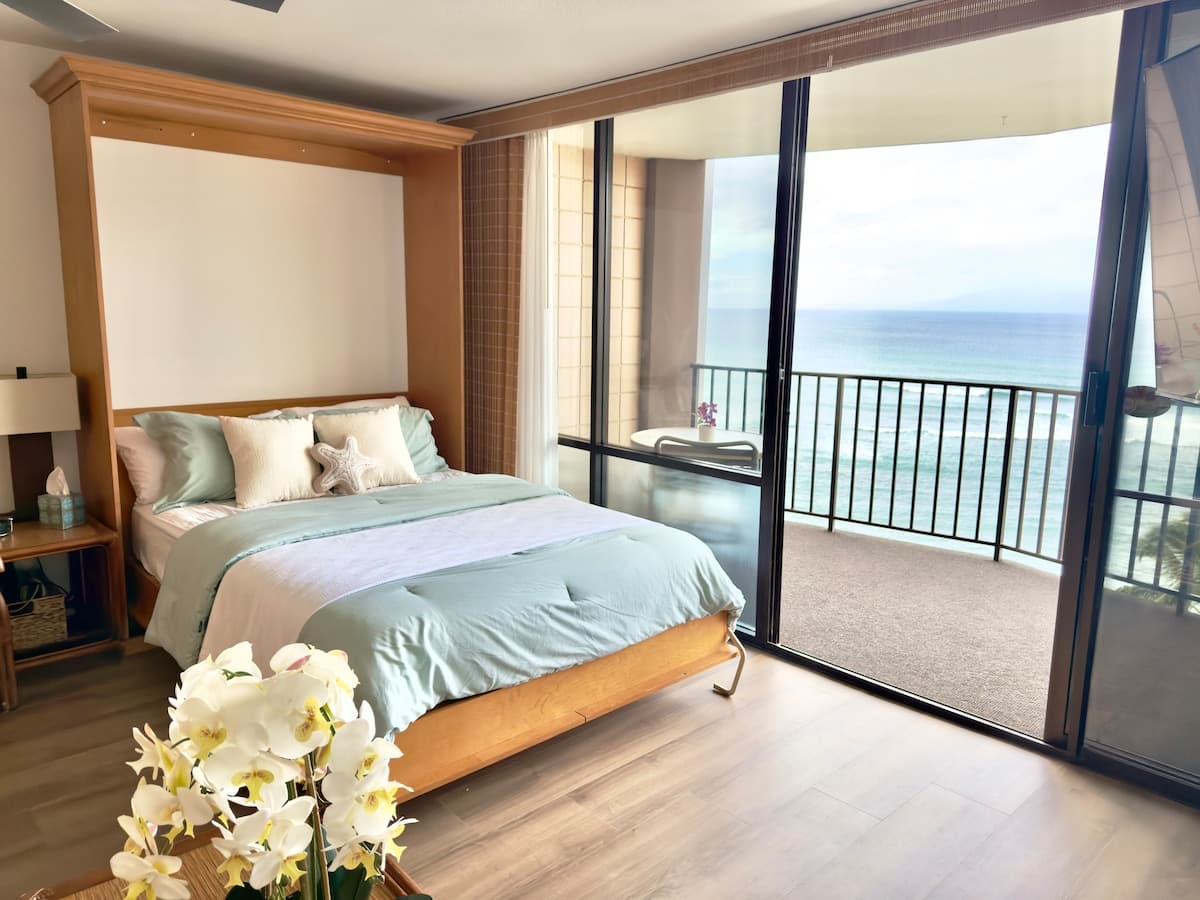 Condo in Lahaina · ★5.0 · 1 bedroom · 2 beds · 1 bath - Photo 2