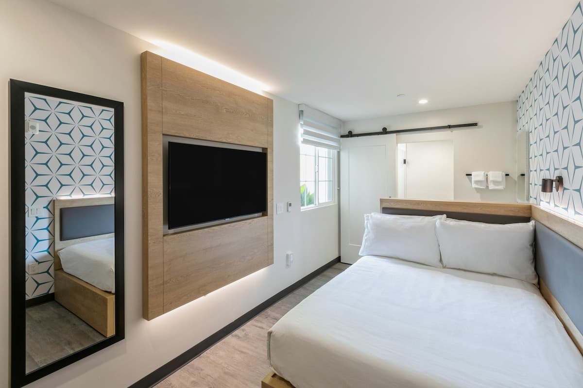 Downtown Redwood City Hotel, 2 Micro Rooms - Photo 1