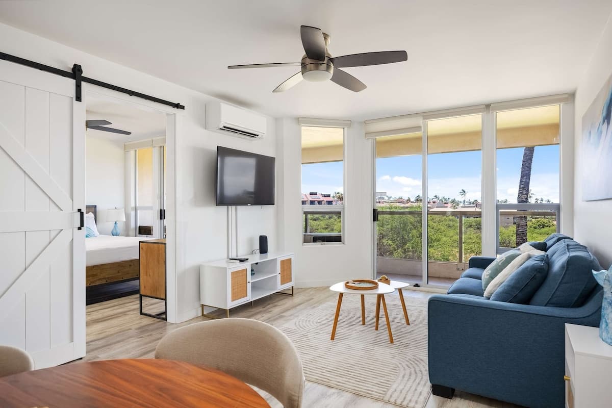 Top-floor condo w/ pool, lanai & beach access - Photo 3