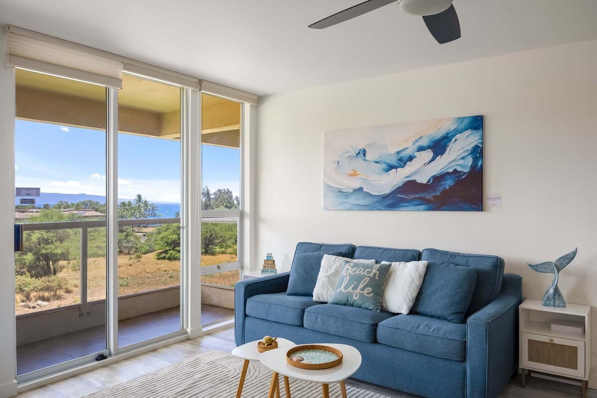 Top-floor condo w/ pool, lanai & beach access - Photo 5