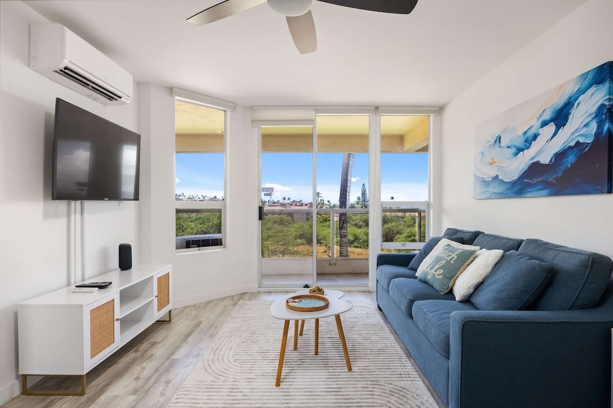 Top-floor condo w/ pool, lanai & beach access - Photo 1
