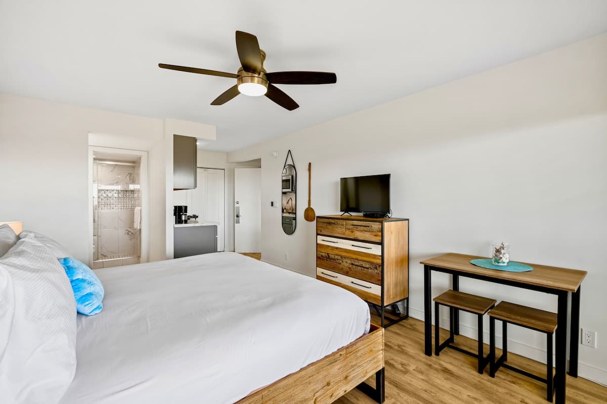 Beachside studio w/ pool & hot tub access - Photo 5