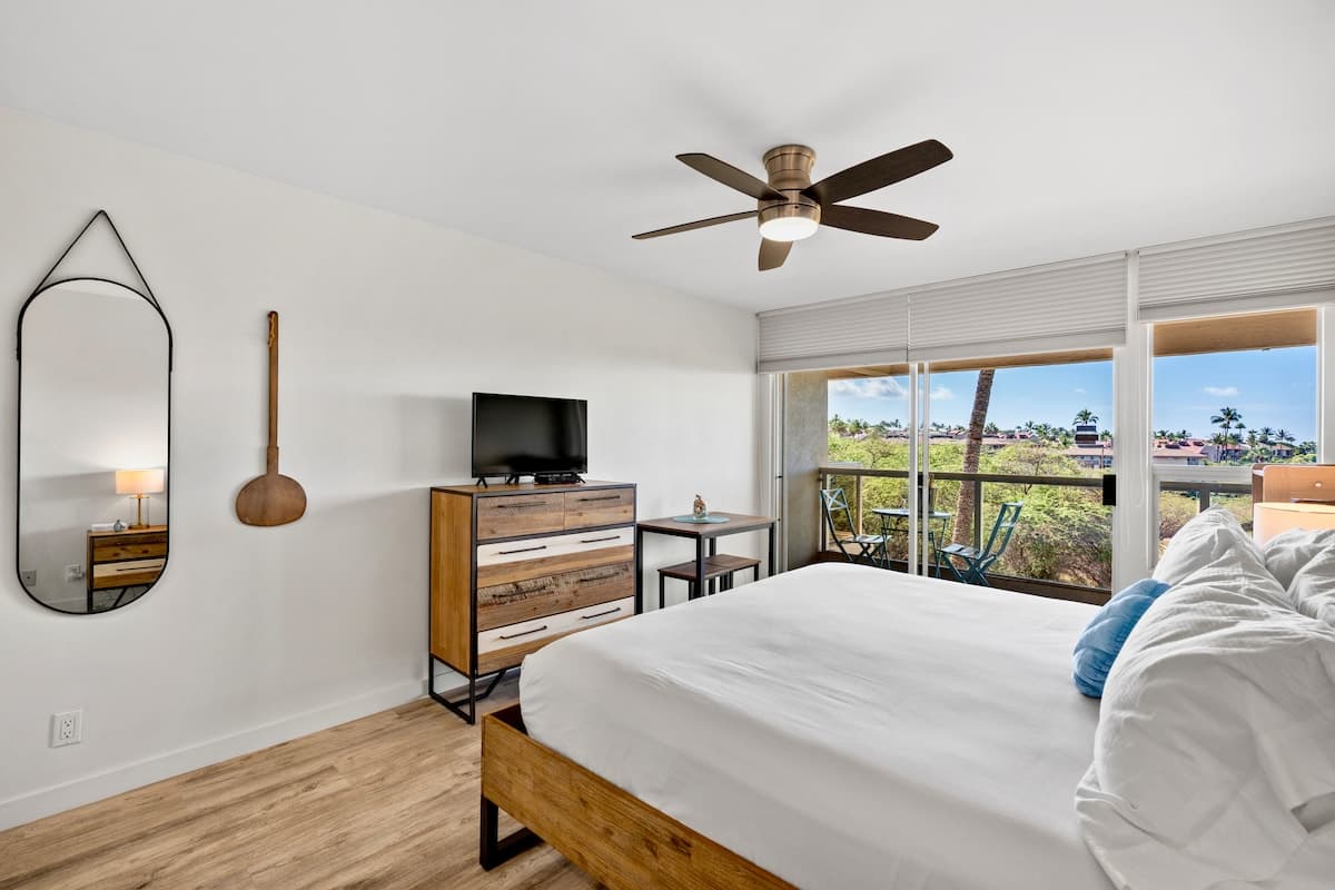 Beachside studio w/ pool & hot tub access - Photo 3
