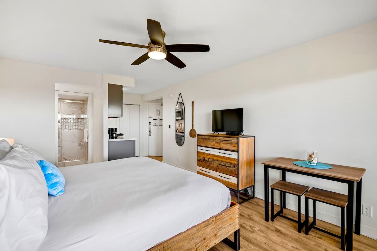 Beachside studio w/ pool & hot tub access - Photo 4