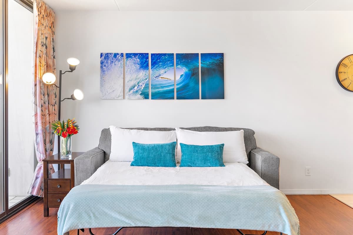 Condo in Honolulu · ★4.77 · 1 bedroom · 2 beds · 1 private bath - Photo 2
