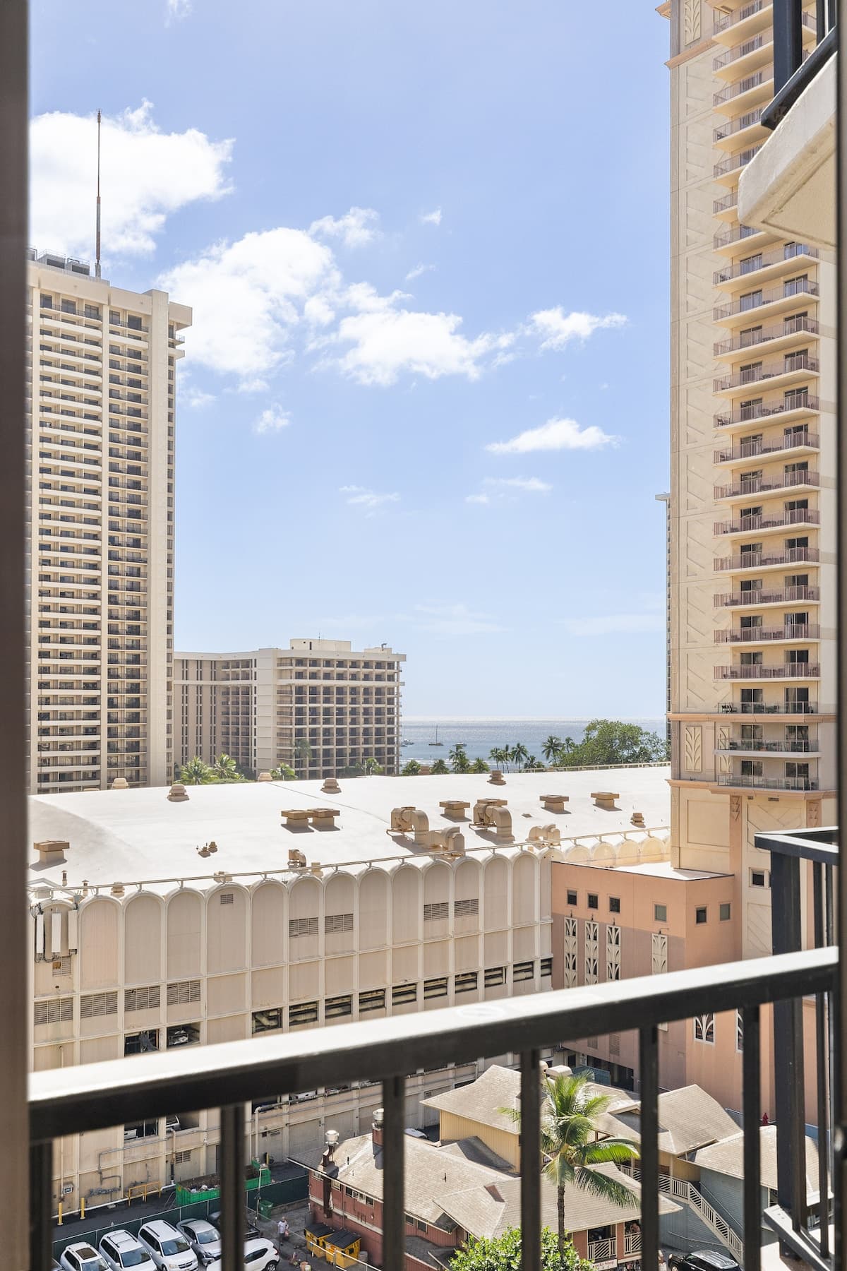 Tropical Waikiki Getaway with Free Parking - Photo 2