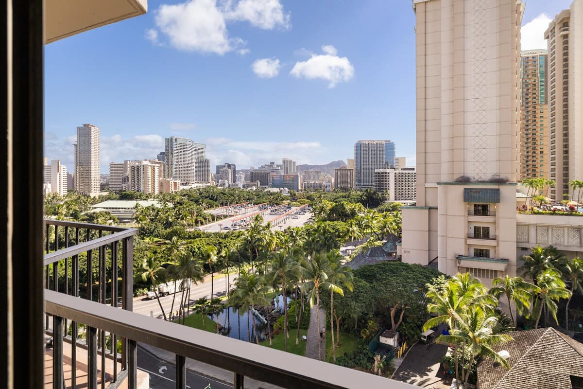 Tropical Waikiki Getaway with Free Parking - Photo 4