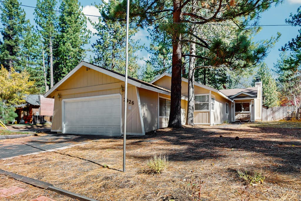 Golden Pine Lodge Hot Tub, Fenced Yard, Garage - Photo 1