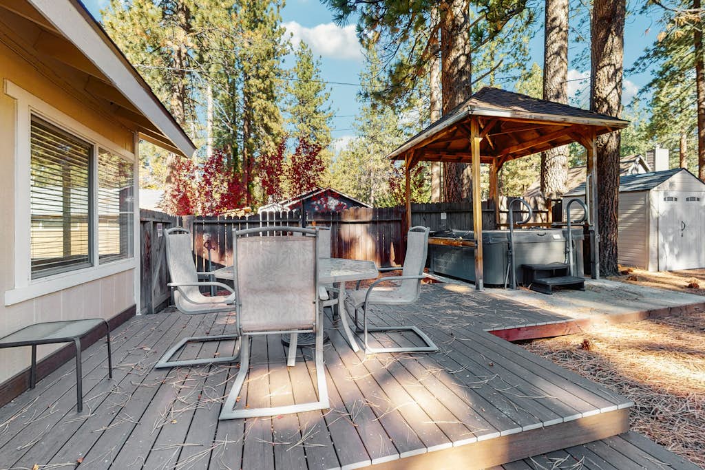 Golden Pine Lodge Hot Tub, Fenced Yard, Garage - Photo 4