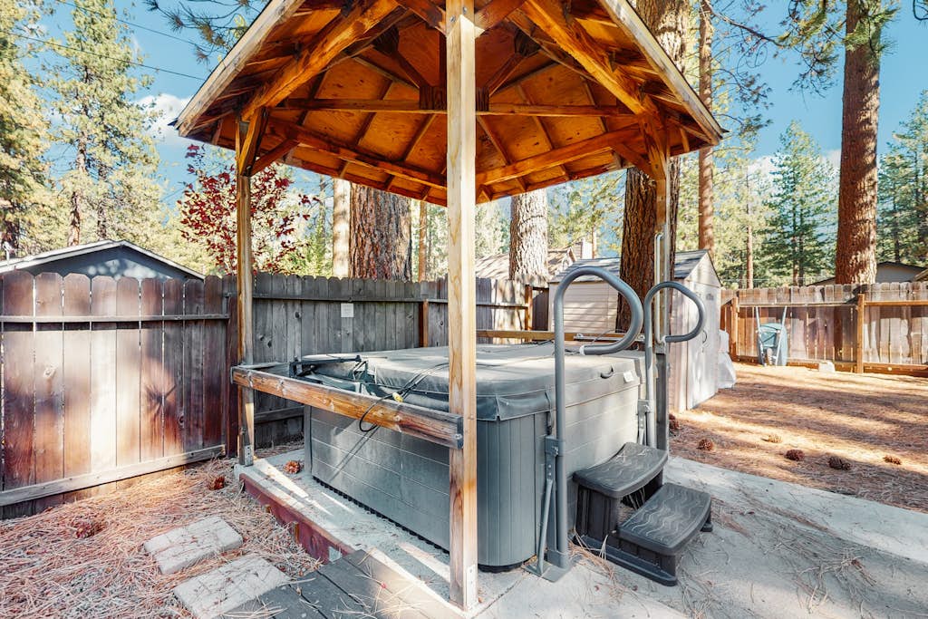 Golden Pine Lodge Hot Tub, Fenced Yard, Garage - Photo 3