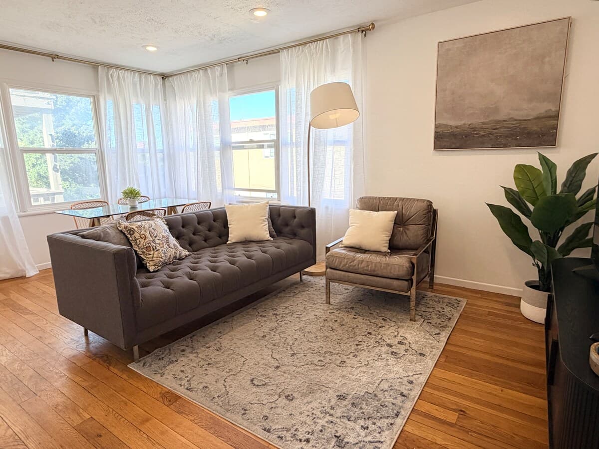 B1- Bright, renovated 800 sqft 2-bdrm in Berkeley - Photo 2