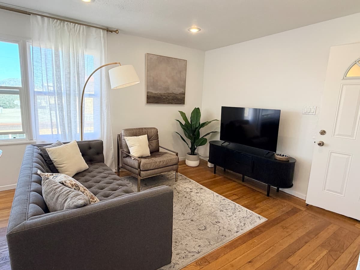 B1- Bright, renovated 800 sqft 2-bdrm in Berkeley - Photo 1