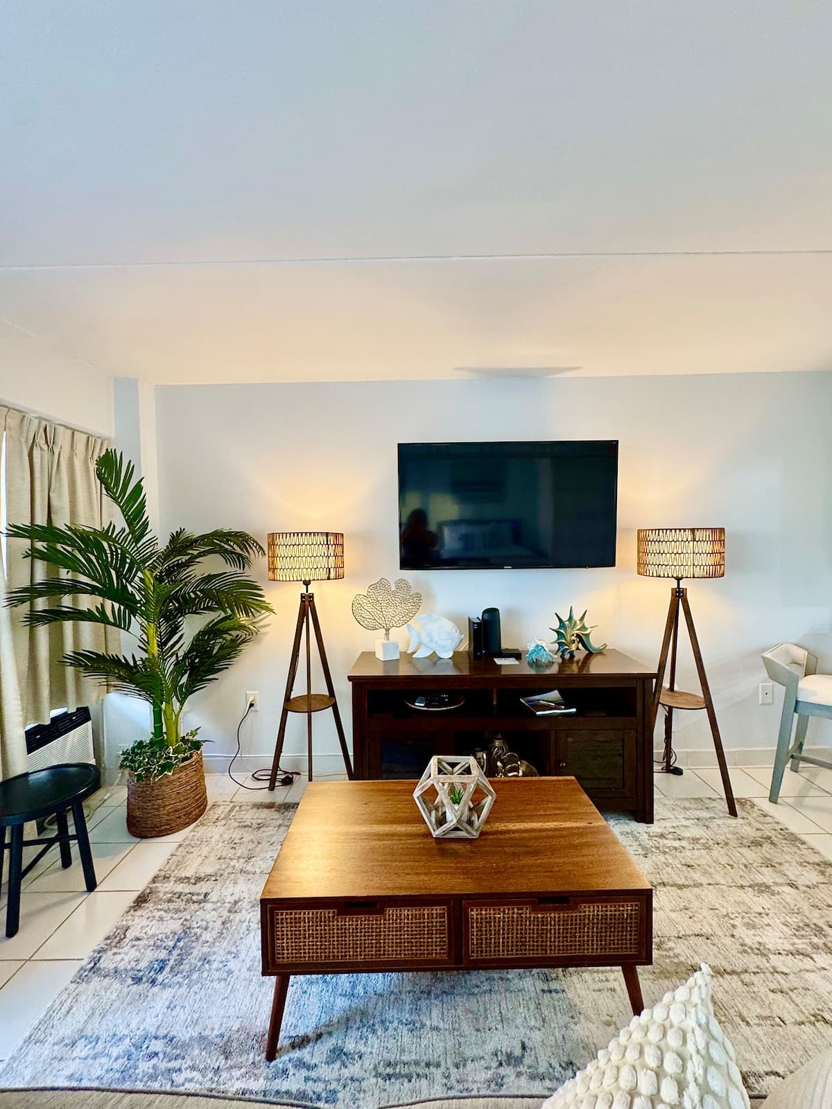 Condo in Honolulu · ★5.0 · 1 bedroom · 3 beds · 1 private bath - Photo 2