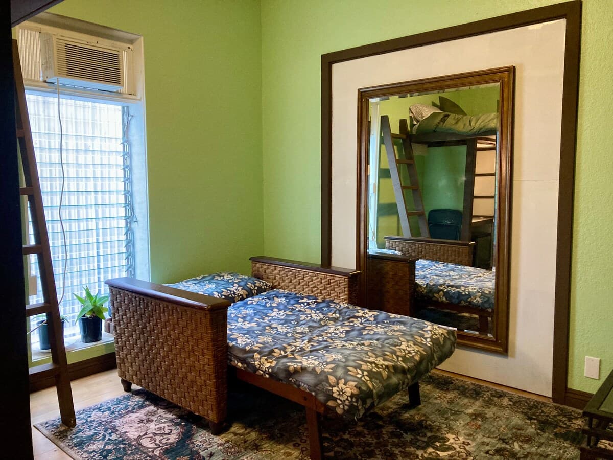 Suite Fern (RM#2) Single Room w/shared bathrooms - Photo 3