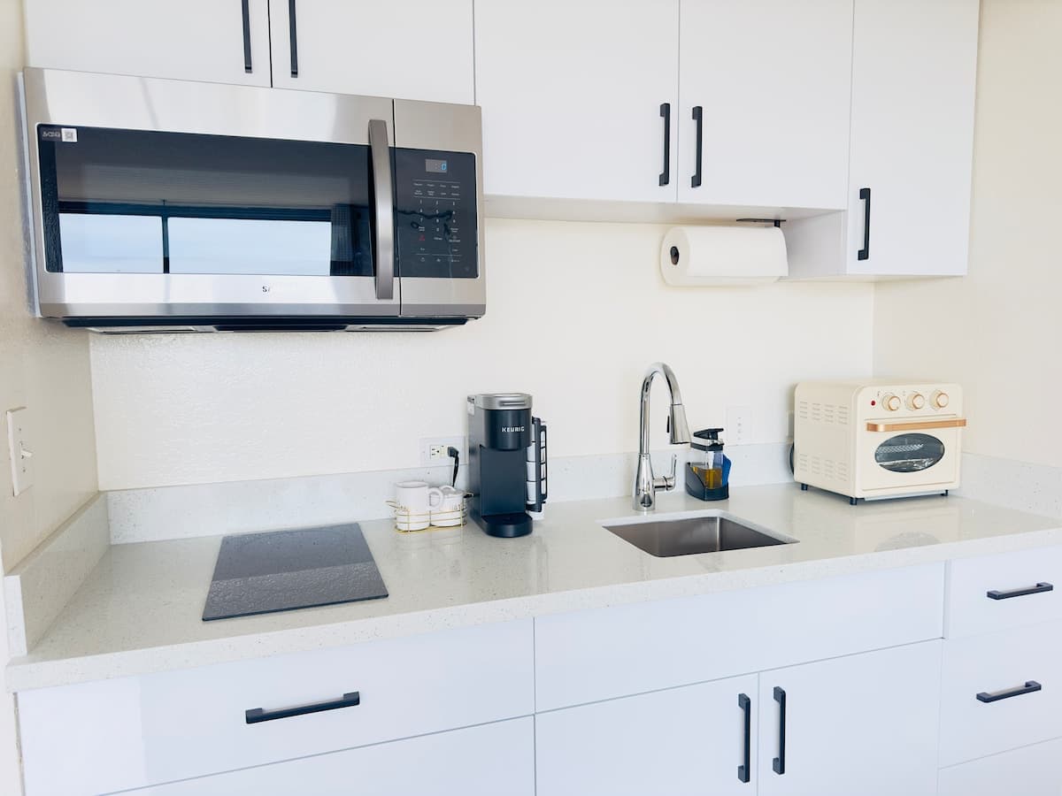 Condo in Honolulu · ★4.89 · 2 bedrooms · 2 beds · 2 private baths - Photo 2