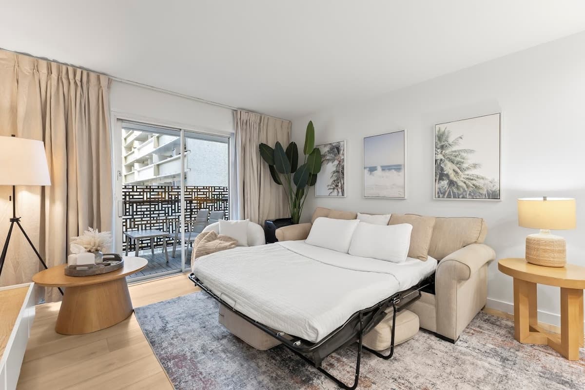 Home in Honolulu · ★4.79 · 2 bedrooms · 4 beds · 2 private baths - Photo 4