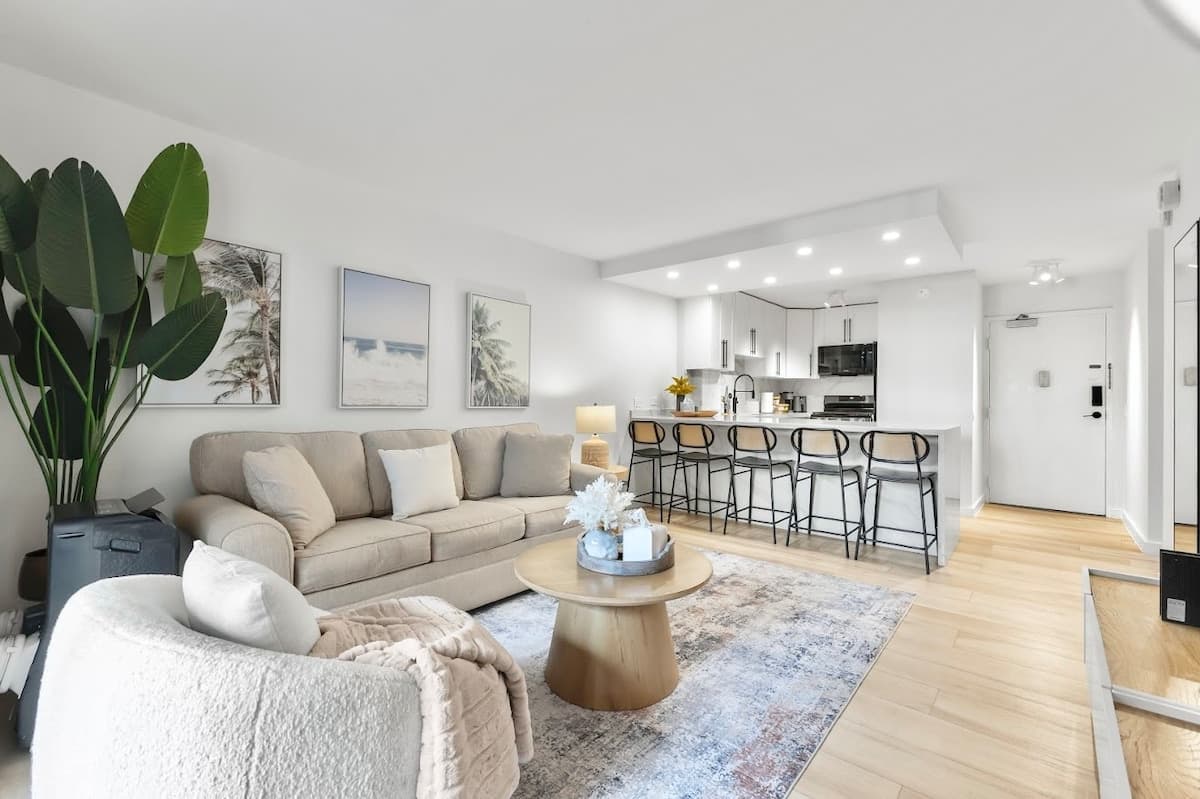 Home in Honolulu · ★4.79 · 2 bedrooms · 4 beds · 2 private baths - Photo 3
