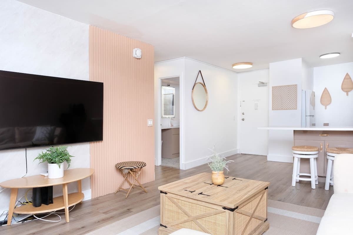 Boho Retreat in Heart of Waikiki Walk to the Beach - Photo 2