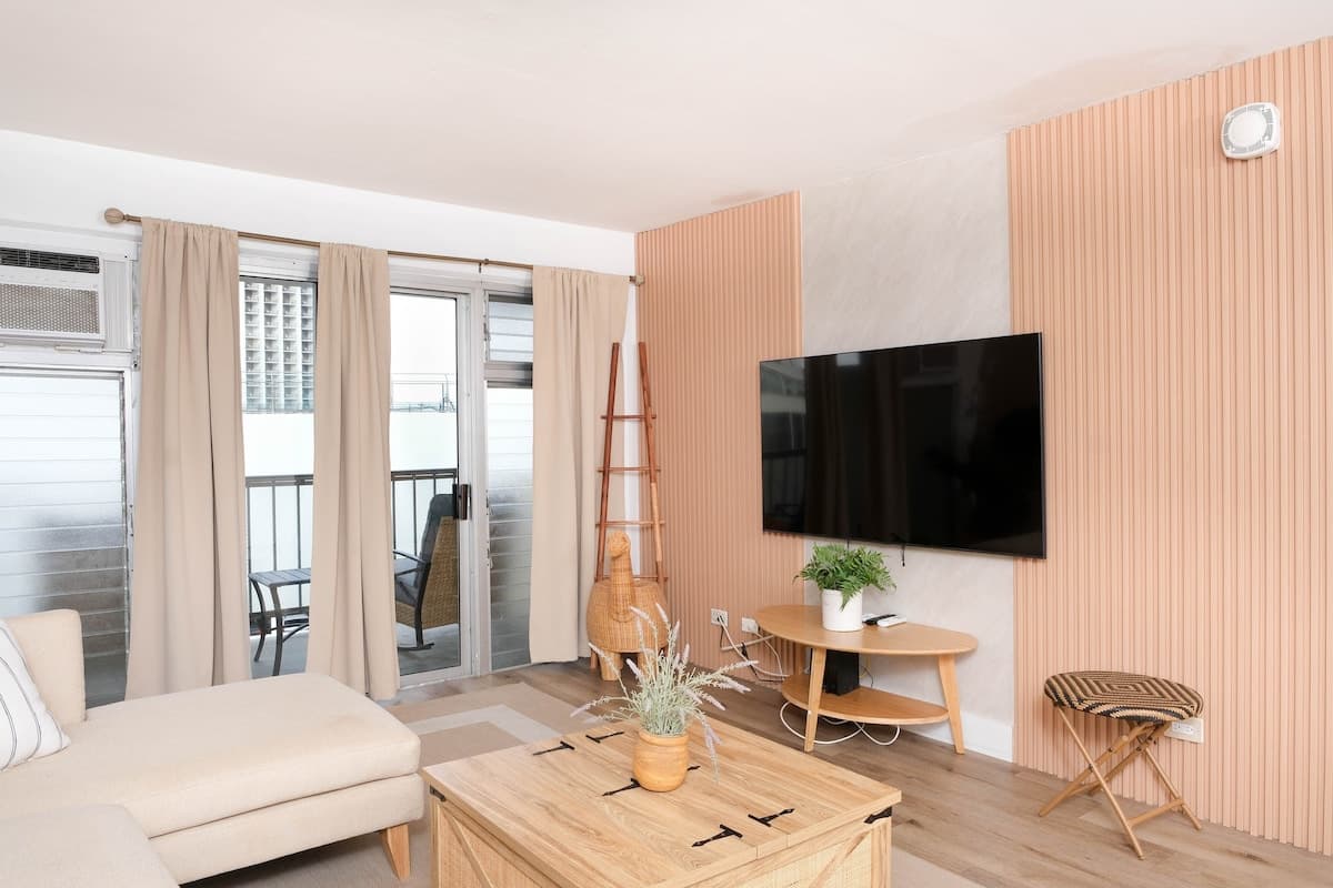 Boho Retreat in Heart of Waikiki Walk to the Beach - Photo 4