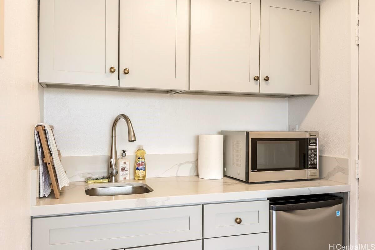 Condo in Honolulu · ★4.83 · 1 bedroom · 1 bed · 1 private bath - Photo 2