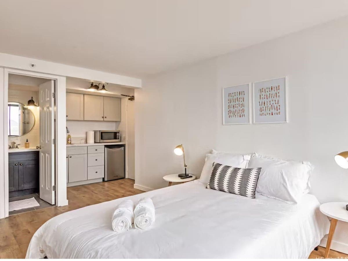 Condo in Honolulu · ★4.83 · 1 bedroom · 1 bed · 1 private bath - Photo 1