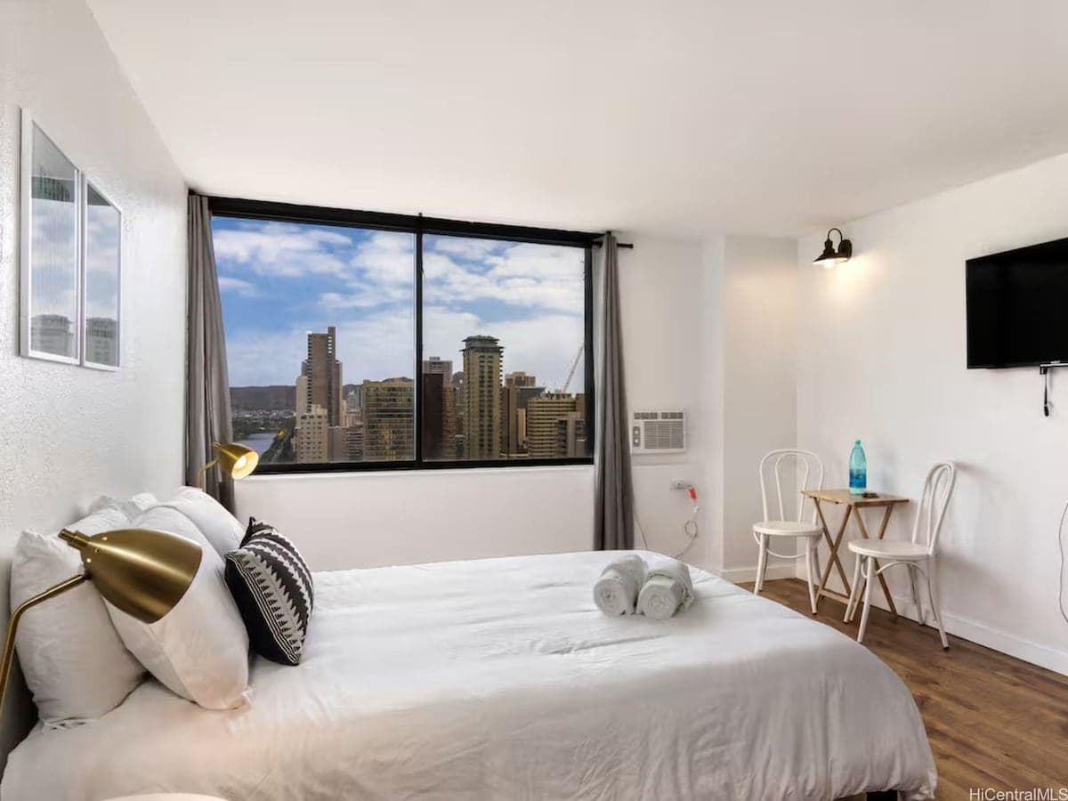 Condo in Honolulu · ★4.83 · 1 bedroom · 1 bed · 1 private bath - Photo 3