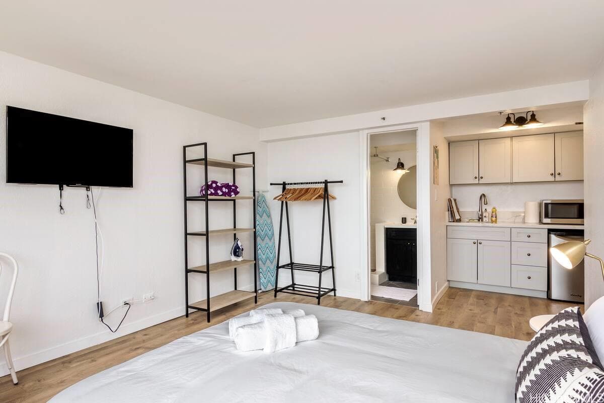 Condo in Honolulu · ★4.83 · 1 bedroom · 1 bed · 1 private bath - Photo 4