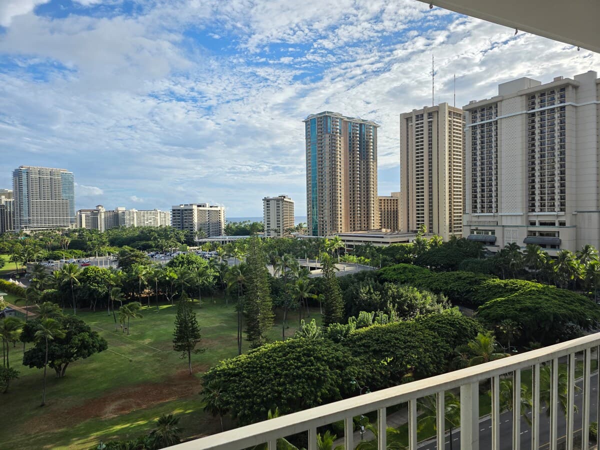 Condo in Honolulu · ★4.33 · Studio · 1 bed · 1 private bath - Photo 2