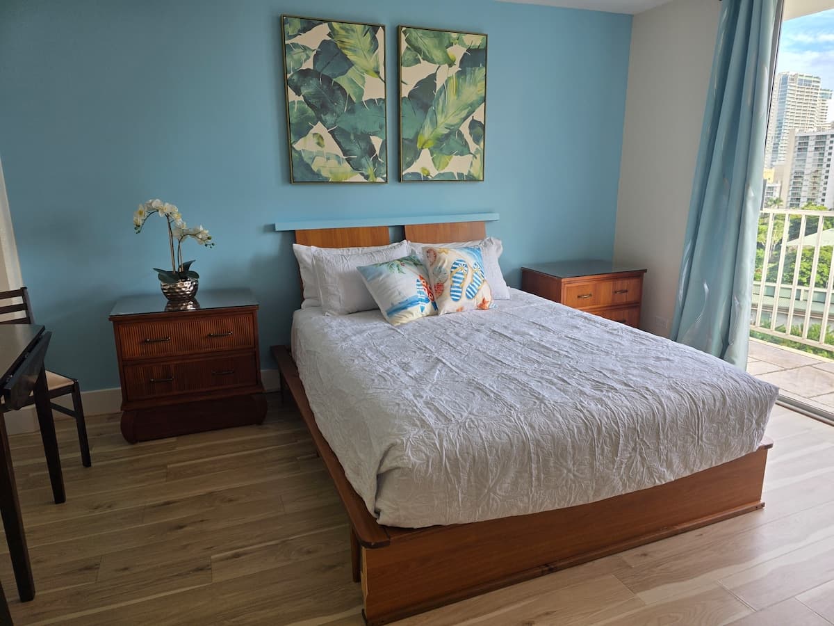 Condo in Honolulu · ★4.33 · Studio · 1 bed · 1 private bath - Photo 1