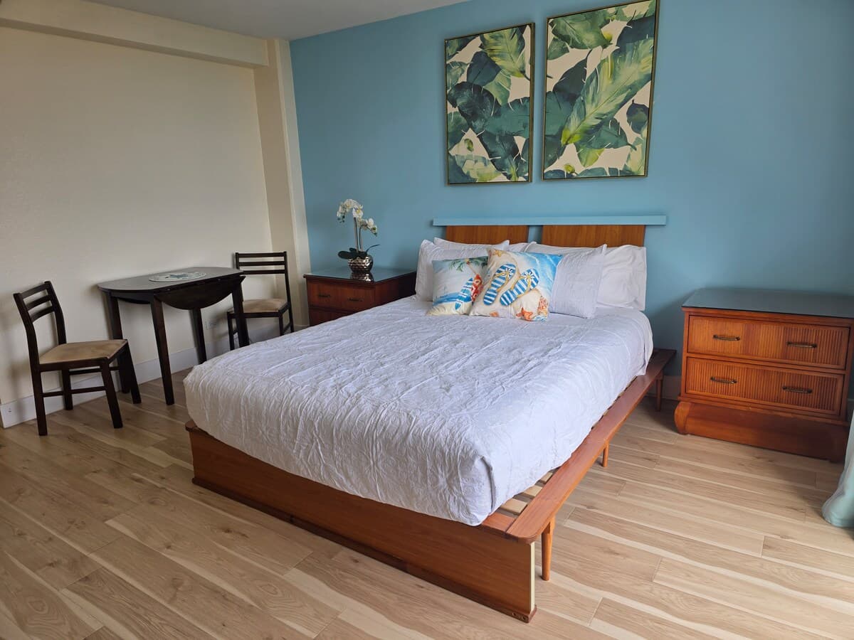 Condo in Honolulu · ★4.33 · Studio · 1 bed · 1 private bath - Photo 3