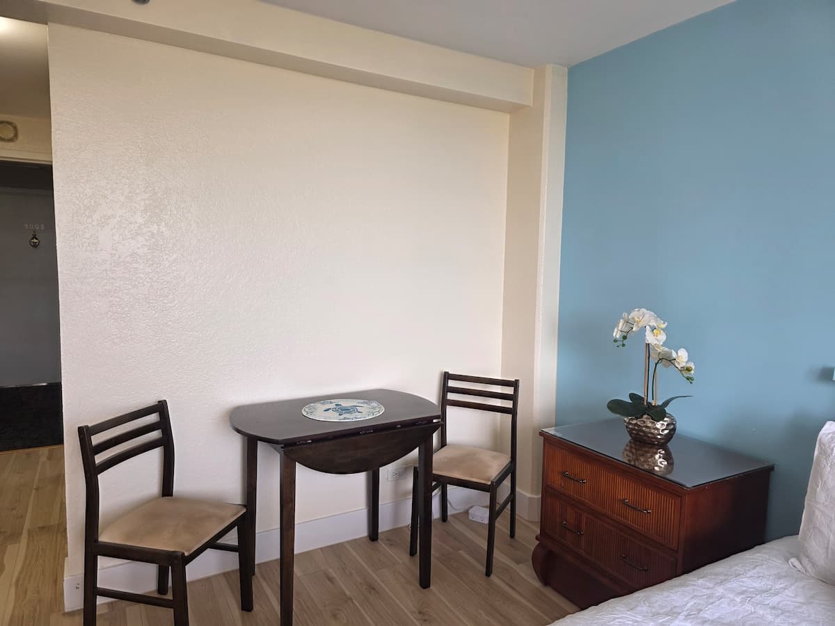 Condo in Honolulu · ★4.33 · Studio · 1 bed · 1 private bath - Photo 4