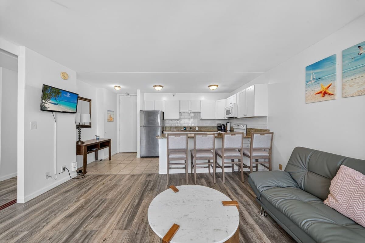Condo in Honolulu · ★4.95 · 1 bedroom · 3 beds · 1 private bath - Photo 4