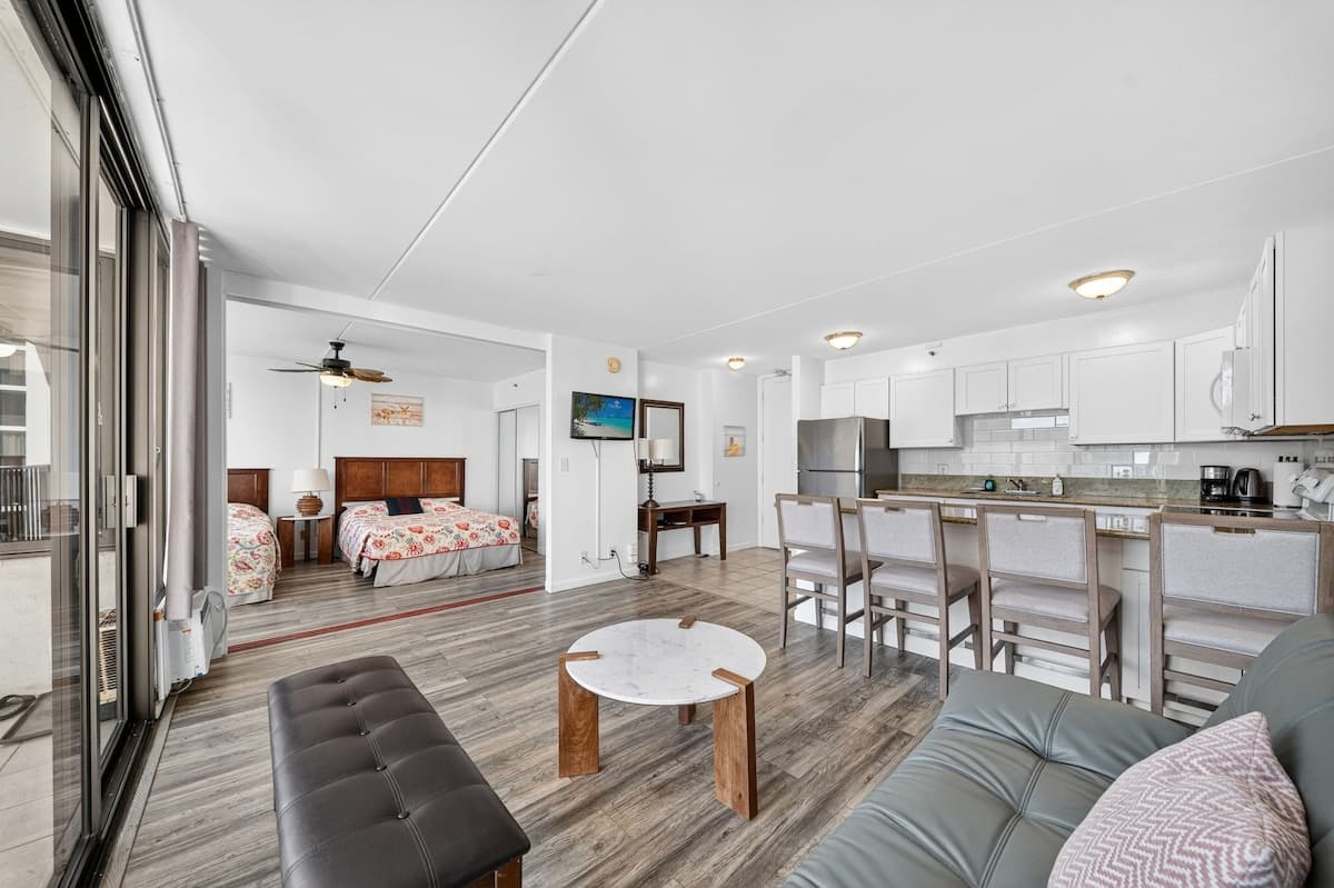 Condo in Honolulu · ★4.95 · 1 bedroom · 3 beds · 1 private bath - Photo 2