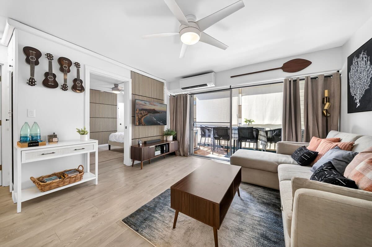 Condo in Honolulu · ★4.94 · 2 bedrooms · 4 beds · 2 private baths - Photo 4